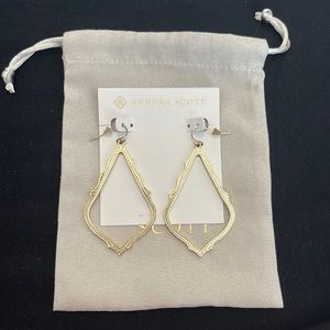 Like New Kendra Scott Sophee Gold Drop Earrings